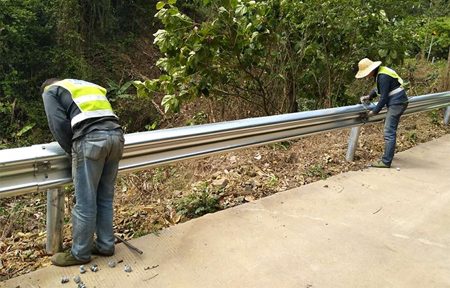 本溪高速公路护栏的定期维护与保养