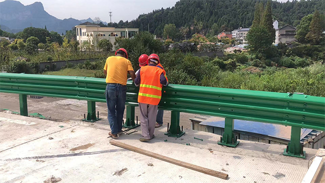 本溪高速公路护栏板的维护确保道路安全的关键环节